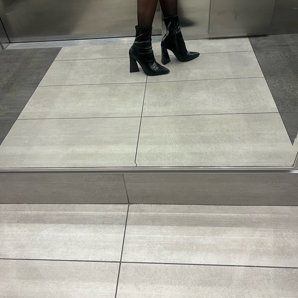 Steve Madden Black Leather Pointed Toe Ankle Boots with Block Heel - Picture 5 of 5